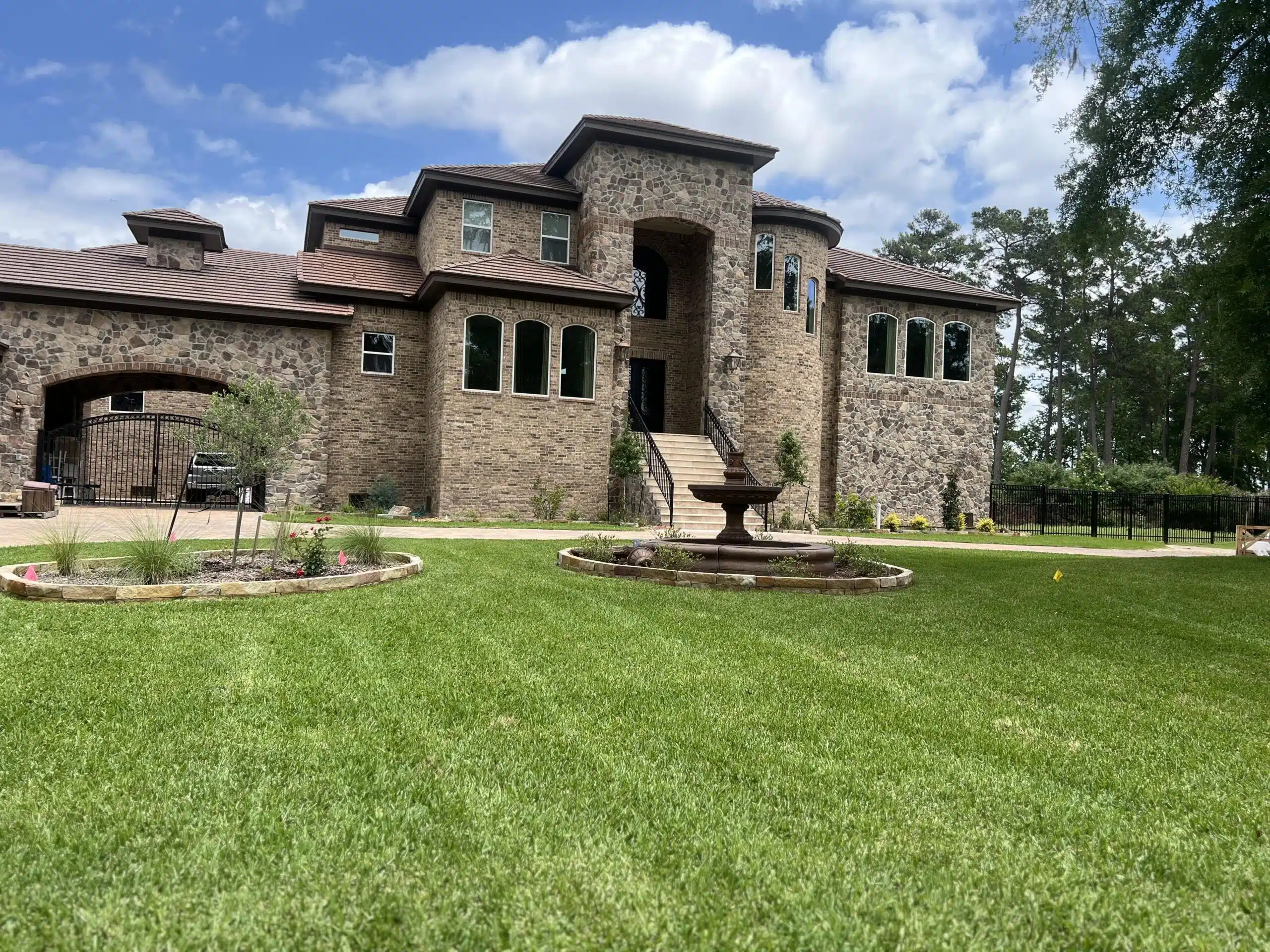 Maintained lawn and landscape at a Memorial Villages property serviced by Evergreen Outdoor Services